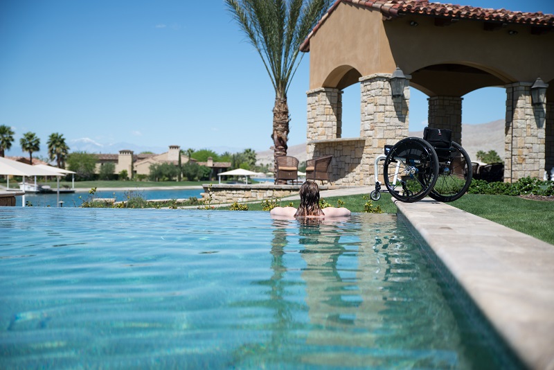 Voyage en fauteuil roulant, piscine. Photo Codi Darnell