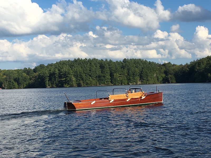 Muskoka-1913年の伝統的な木製ボート-PhotoMelodyWren