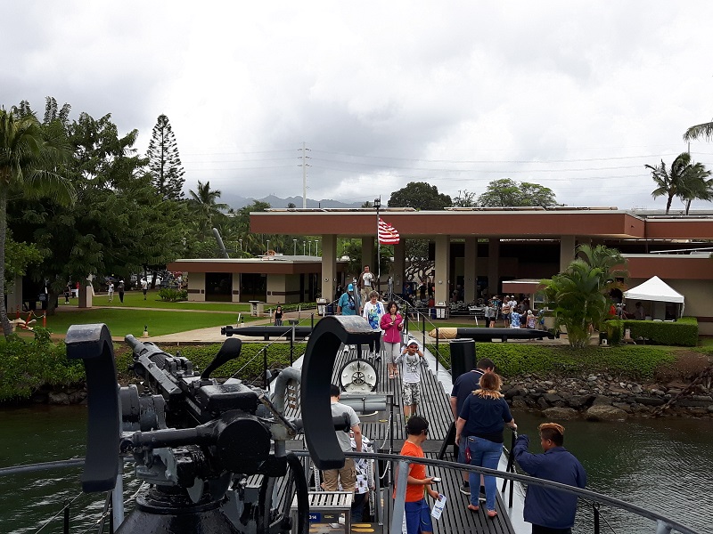 Há muito para ver no sítio histórico de Pearl Harbor, incluindo submarinos, aviões antigos e o USS Arizona Memorial - foto de Debra Smith