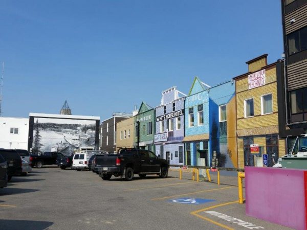 Whitehorse est pleine de surprises, comme des peintures murales cachées dans les ruelles - photo de Debra Smith