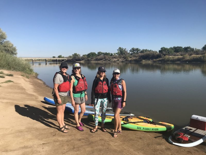 Mon groupe de filles se prépare à faire du SUP sur le fleuve Colorado.