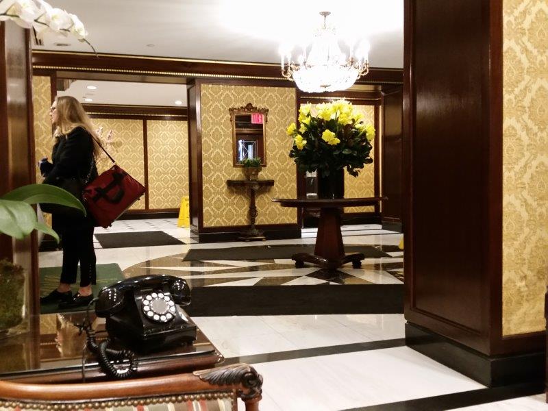 O Hotel Elysee oferece o melhor do passado e do presente como este telefone antigo e wi-fi rápido - foto Debra Smith