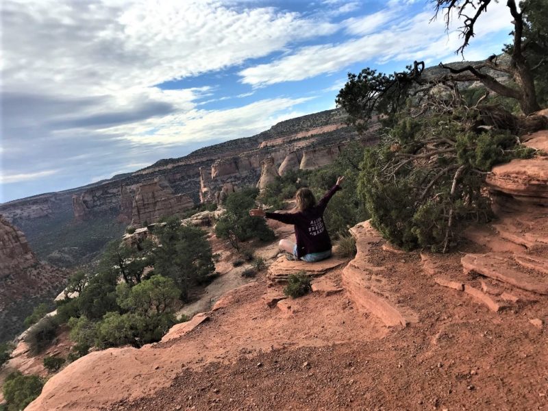 Kate begrüßt den Tag am Colorado National Monument Grand Junction, Colorado