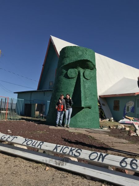 En Giganticus Headicus en la ruta 66, solo otra atracción en la carretera_foto de Blake Ford