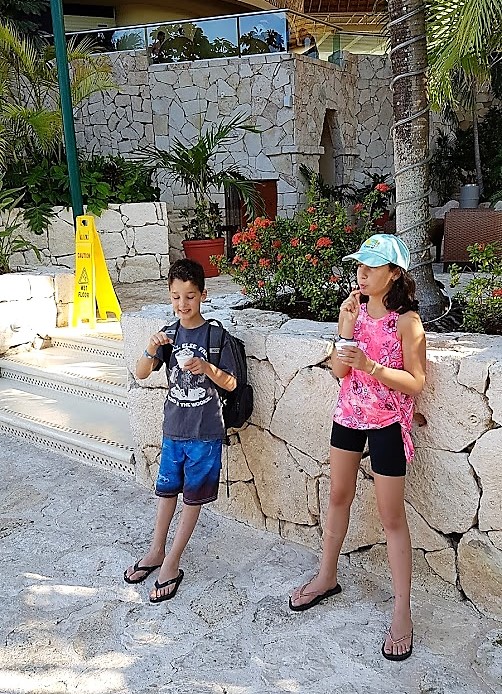 ¡El Café en Grand Park Royal Cozumel está repleto de golosinas y helados que nadie puede resistir!