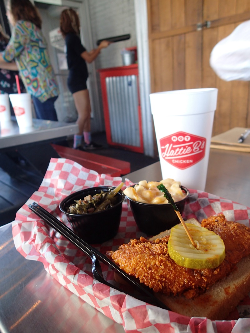 Le poulet chaud de Hattie B avec du chou vert et des côtés de macaroni au fromage est un classique de Nashville - photo Debra Smith