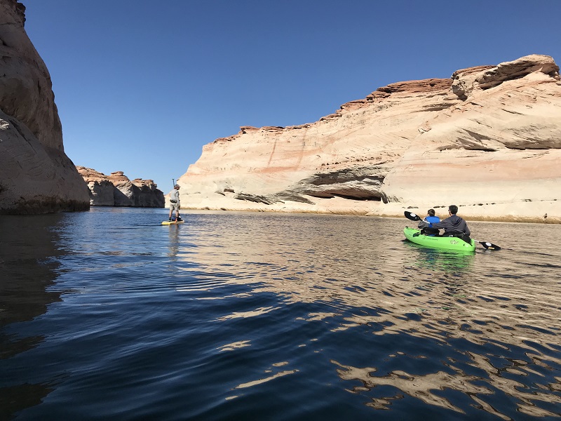 Lake Powell Paddleboards_photo by Lisa Kadane으로 Lake Powell에서 카약 타기