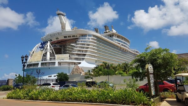 Navio de cruzeiros no porto de Falmouth Jamaica. Por que não ficar a bordo e explorar sem as multidões?