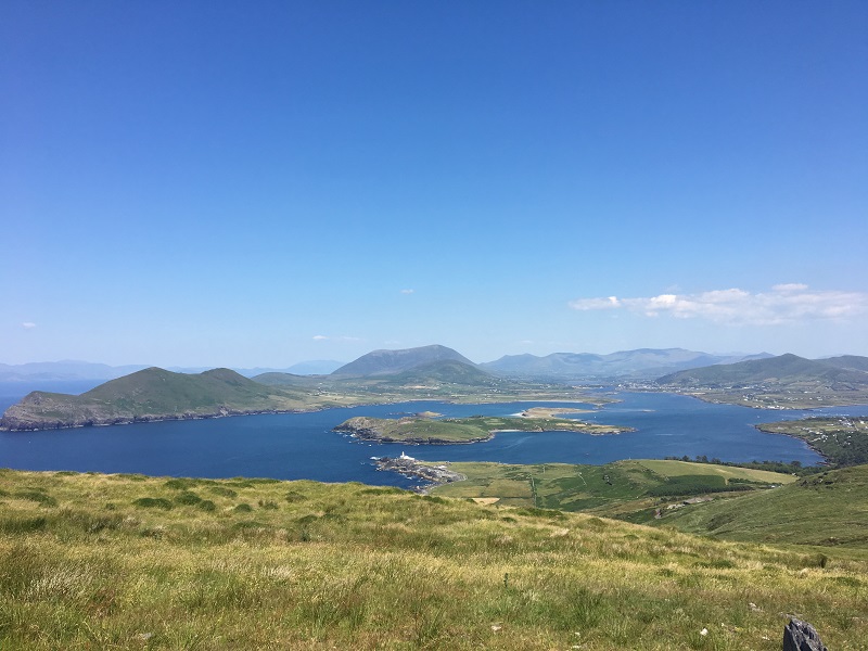 Wild Atlantic Way Ирландия - Вид с Куминаспика на остров Валенси - Фото Мелоди Рен