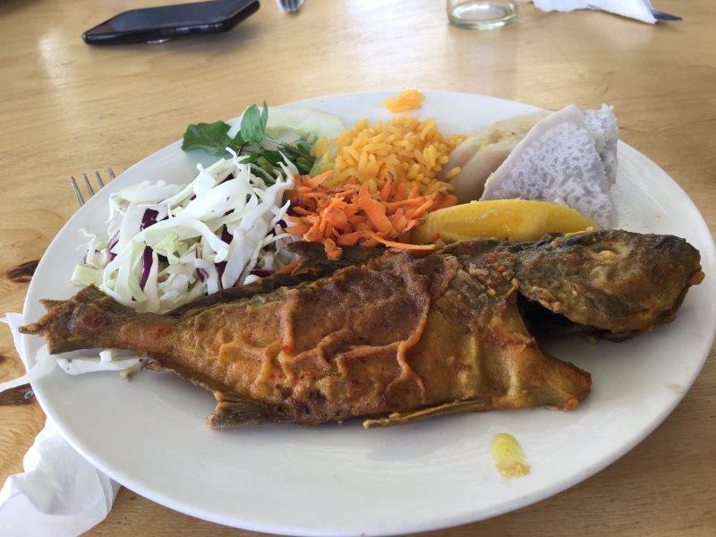 Dominica - Pescado fresco con vista al islote - Foto Melody Wren