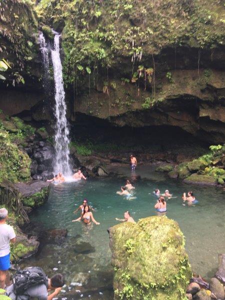 ڈومینیکا - ایمرالڈ پول میں آبشار - تصویر میلوڈی ورین
