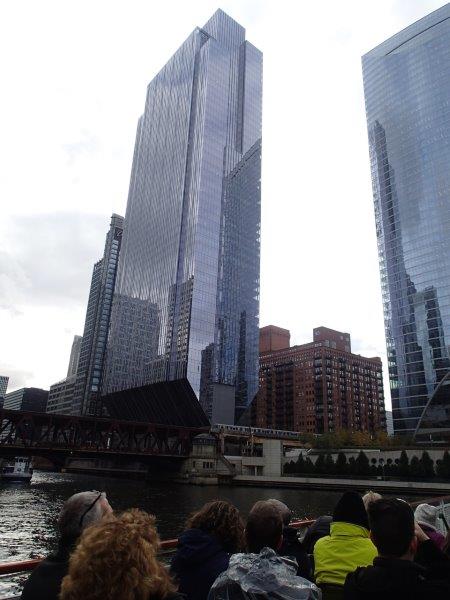 Flutuar no rio Chicago é a maneira mais fácil de visitar a grande arquitetura - foto Debra Smith