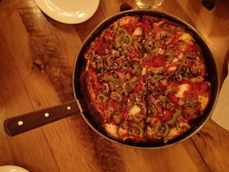 Labriola apresenta uma verdadeira pizza de prato fundo de Chicago - foto Debra Smith