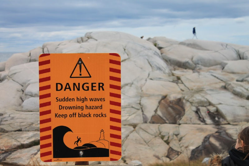 ペギーズコーブには灯台以上のものがあります：警告サイン黒い岩に注意してください