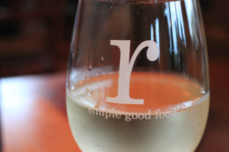Taça de vinho do restaurante ruibarbo, crédito da foto: Helen Earley