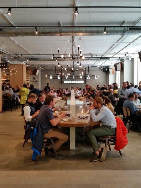 The Revival Food Hall tiene excelentes comidas además de un pequeño café de vinilo - foto Debra Smith