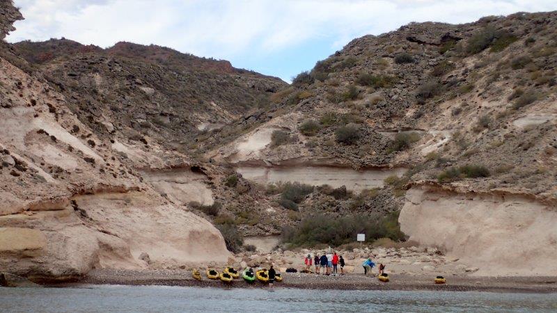 Kayak UnCruise cargando en la playa 5 Foto Melody Wren