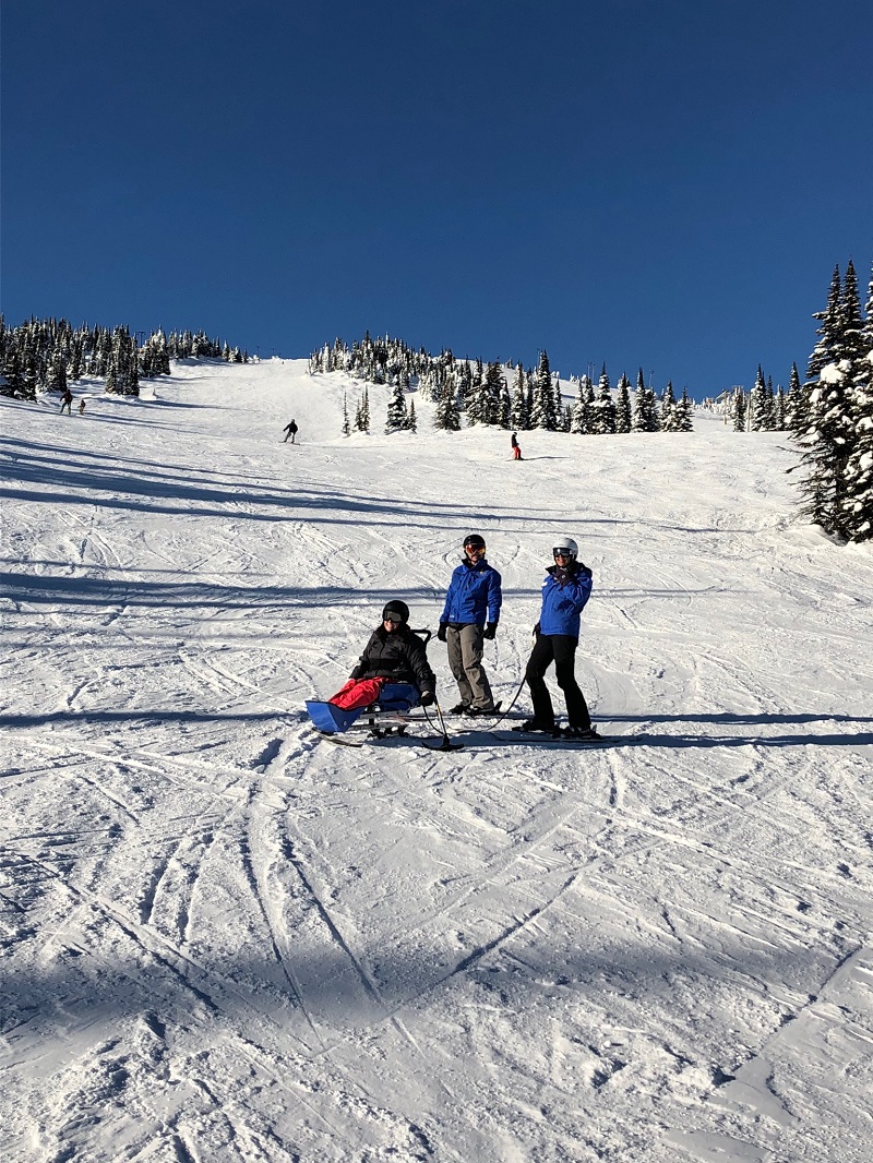 Esquí adaptado Big White - Con instructores en el camino hacia abajo - Foto Codi Darnell