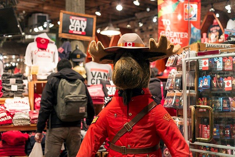 Compras de souvenirs canadenses em Vancouver Foto Jennifer Morton