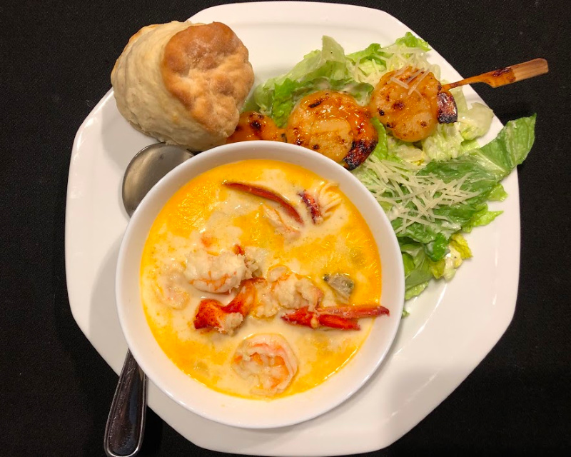 Sopa de mariscos del restaurante Charlenes Bayside Winter en Cape Breton Whycogomah foto de Helen Earley