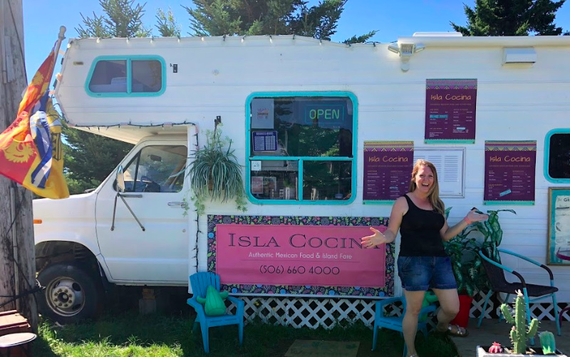 Jennifer Sewell frente a Isla Cocina Grand Manan Island en verano foto de Helen Earley