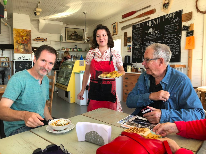 The Well House Cafe Grand Manan Island na foto de verão de Helen Earley