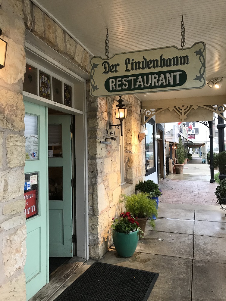 Der Lindenbaum, um dos muitos restaurantes alemães em Fredericksburg - crédito Kate Robertson