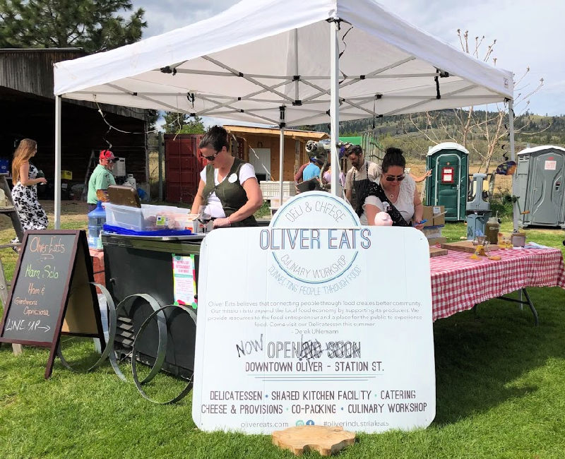 Sumérgete en tus deseos más profundos por todo lo relacionado con la carne de cerdo y el vino en el festival anual Pig Out en Oliver Osoyoos Wine Country, Columbia Británica.