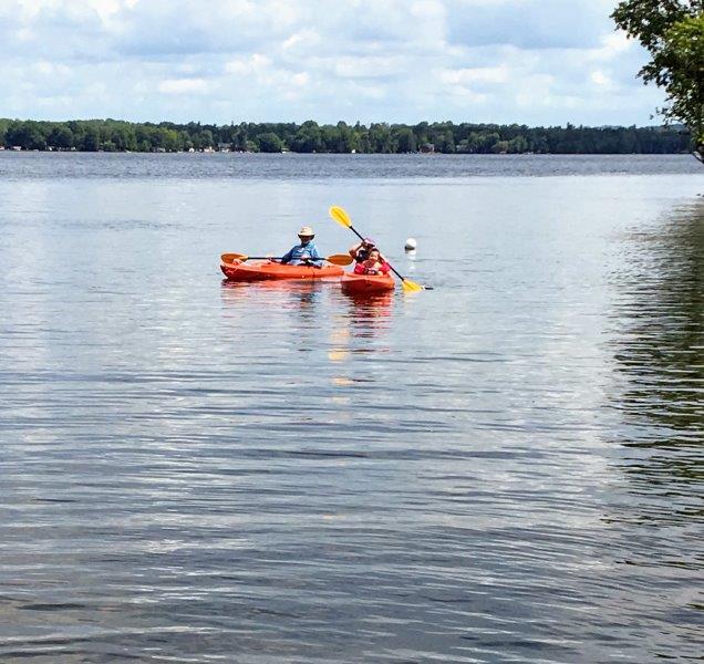 kayak grands-parents et enfant C Photo Melody Wren