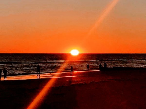 Sensationelle Sonnenuntergänge sind ein Markenzeichen von Floridas Golfküste und locken Besucher am Ende des Tages an die Strände.