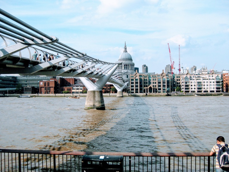 Harry-Potter-Stätten in London - Millennium Bridge von Todessern Lisa Johnston zerstört