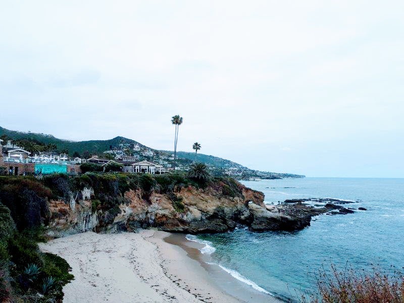 悬崖侧景拉古纳海滩 - 南加州阿纳海姆照片 Sabrina Pirillo