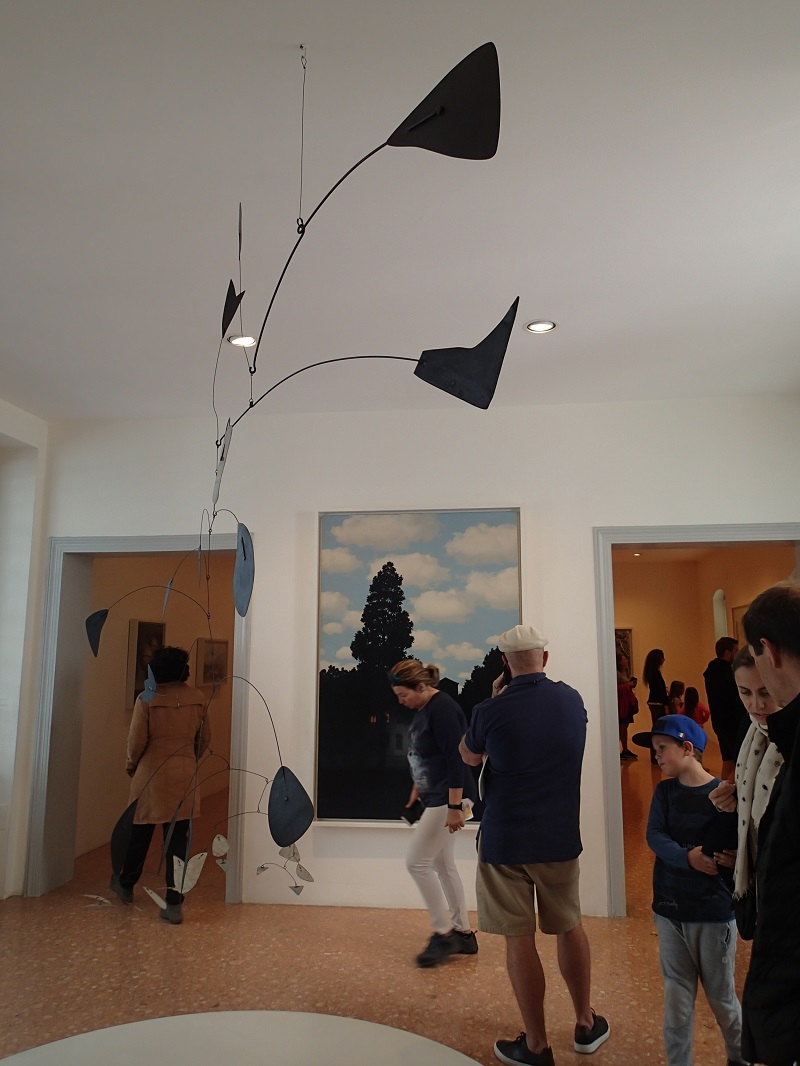 Un mobile de Calder et l'Empire de lumière de Magritte se partagent le foyer du Guggenheim - photo Debra Smith