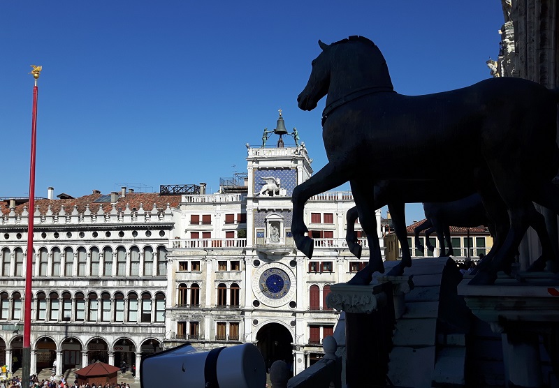 Una vista de los famosos cuatro caballos y la torre del reloj de la Basílica de San Marcos - foto Debra Smith