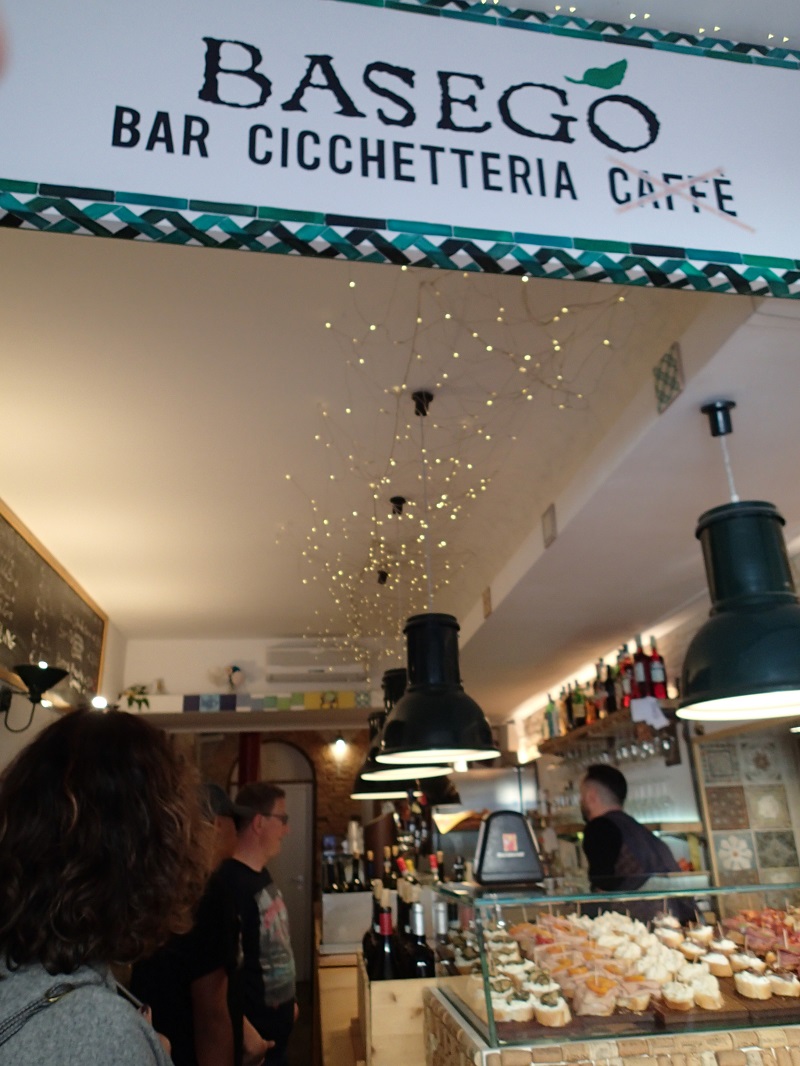 Lässige Bars wie Basego bieten Chicchetti bei Sonnenuntergang an – Foto Debra Smith