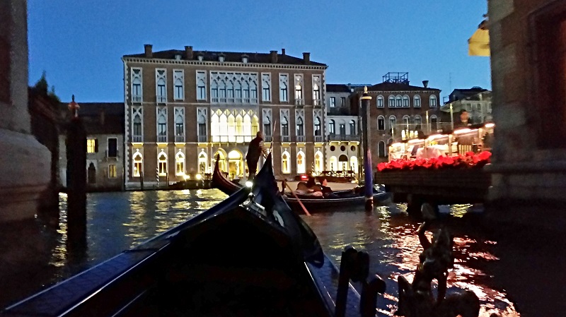 Auch solo ist eine Gondelfahrt in Venedig ein Muss - Foto Debra Smith