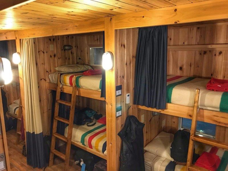 Черчилль Манитоба - Frontiers North Adventures Pop Up LodgeГости спят на двухъярусных кроватях в нескольких метрах от диких белых медведей - Фото Кэрол Паттерсон