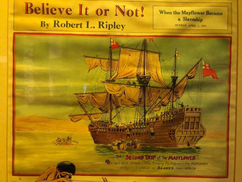 Póster que afirma que el Mayflower se convirtió en un barco de esclavos foto de Helen Earley
