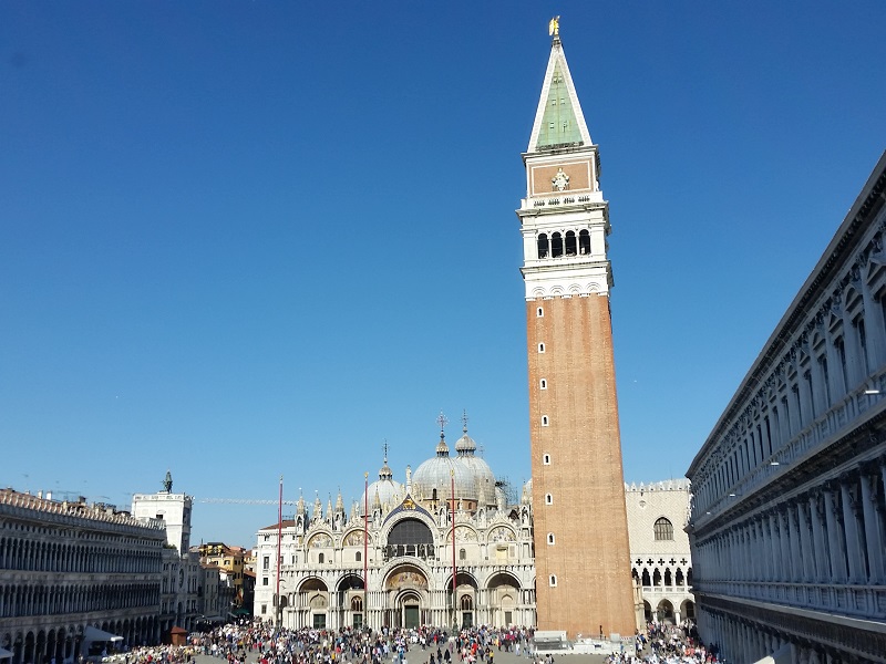 Der Campanile dominiert den Markusplatz – Foto Debra Smith