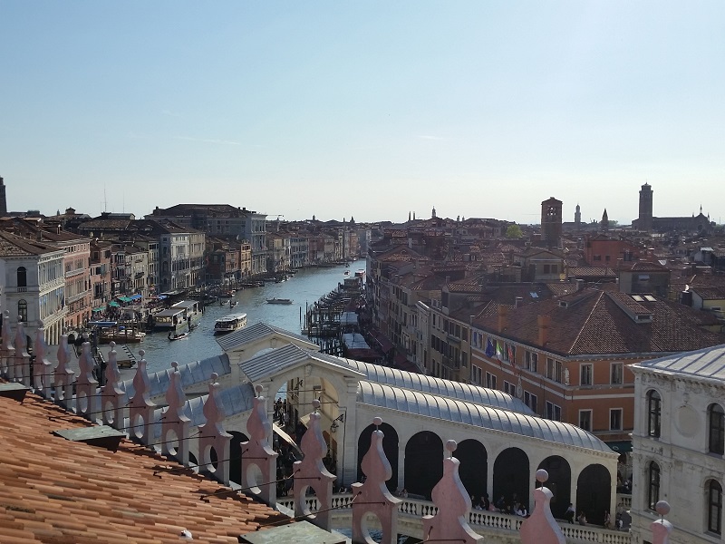 Der Canal Grande und die Rialtobrücke sind bei Sonnenuntergang belebte Orte – Foto Debra Smith