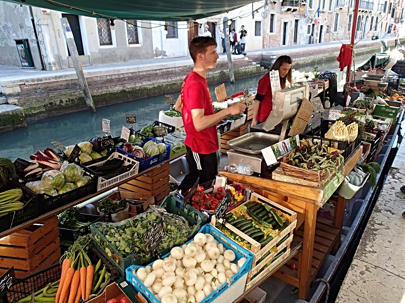 Venecia tiene varios barcos flotantes de comestibles: las alcachofas son especialmente apreciadas - foto Debra Smith