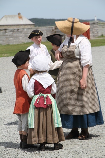 Un grupo de niños vestidos como en el 1700 en el programa de verano en la Fortaleza Louisbourg - Foto Jan Feduck