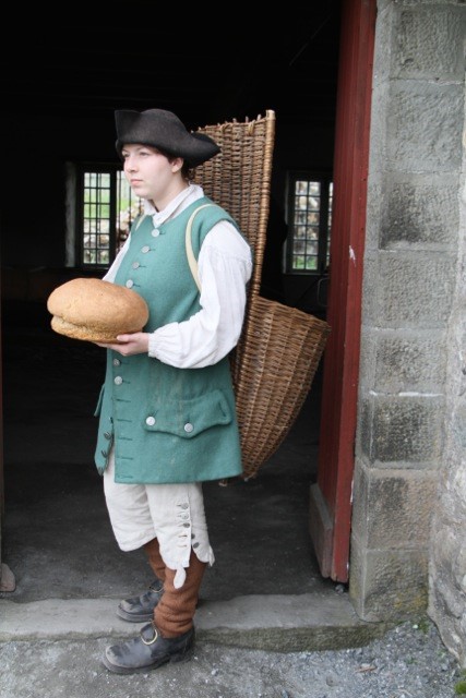 Un joven aprendiz de panadero se dispone a vender Pan de Soldados en la Fortaleza Louisbourg - Foto Jan Feduck