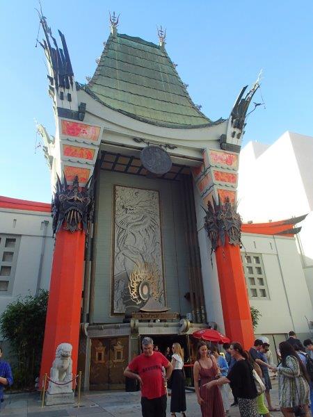 West Hollywood Hop On Hop Off 투어는 Grauman의 중국 극장 앞에서 출발합니다. - 사진 Debra Smith
