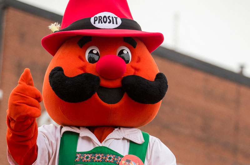 O embaixador da Oktoberfest de Kitchener-Waterloo, Onkel Hans, acena para a multidão no desfile do Dia de Ação de Graças de 2017. Crédito da foto John Van Tran Photography