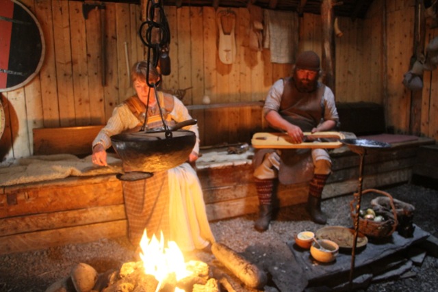 Das Leben im Wikinger-Langhaus in L'Anse Aux Meadows zeigt das Kochen und ein Instrument der Vergangenheit. - Foto Jan Feduck