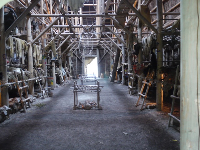 Dieses Langhaus an der Site Traditionnel in Wendake, Quebec, zeigt die drei Feuer, die in den Langhäusern immer angezündet sind, um Wärme und Feuer zum Kochen zu spenden - Foto Jan Feduck