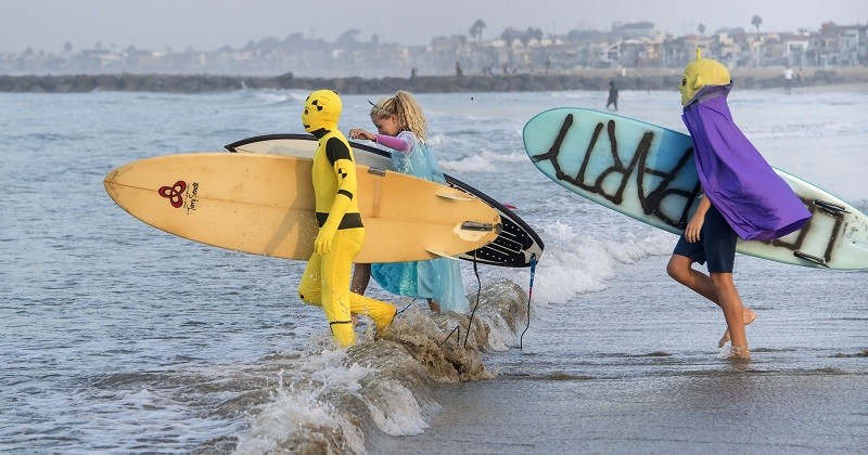 Blackies Halloween Surf 방문 Newport Beach 및 파트너