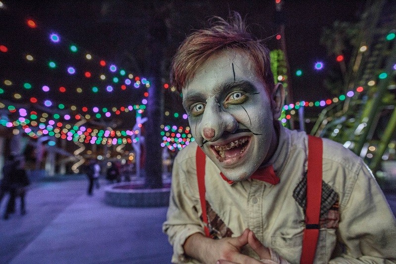 Clown au gros nez de Carnevil. Photo La ferme effrayante de Knott