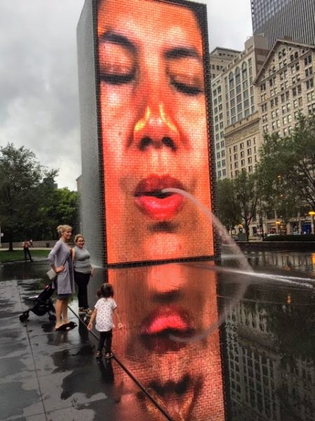 シカゴ-ミレニアムパークのクラウンファウンテンは、顔の表情が変化するにつれて絶え間なく動いていました。 写真デニースデイビー